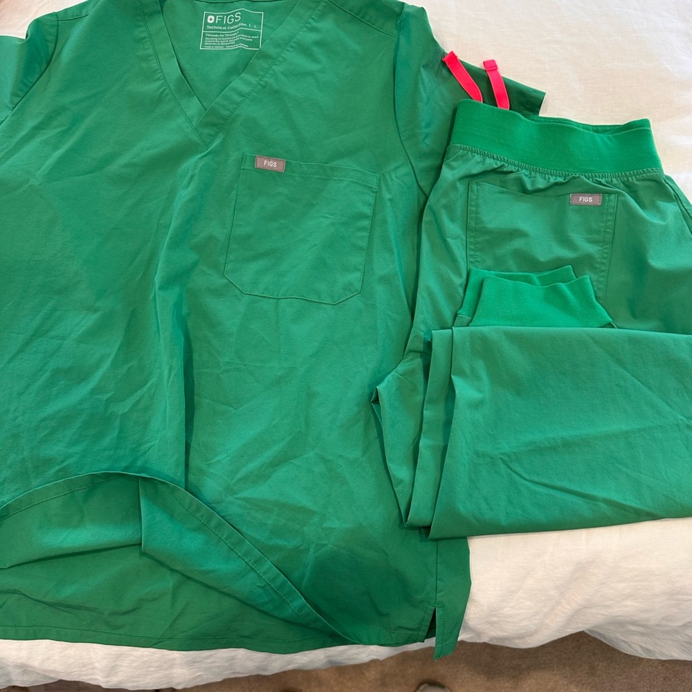 FIGS Green Scrub Top and Pants Set